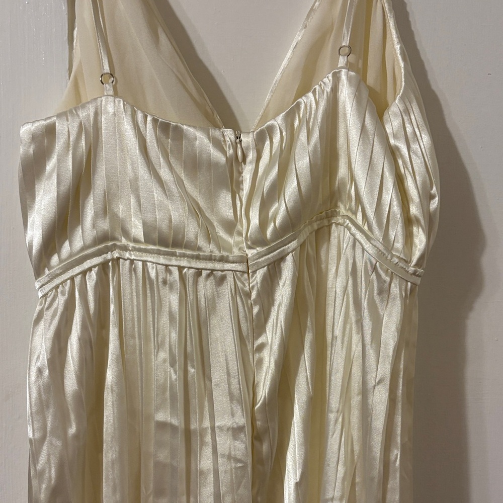 Elegant Cream Satin Pleated Jumpsuit for New Years Eve - Picture 4 of 4